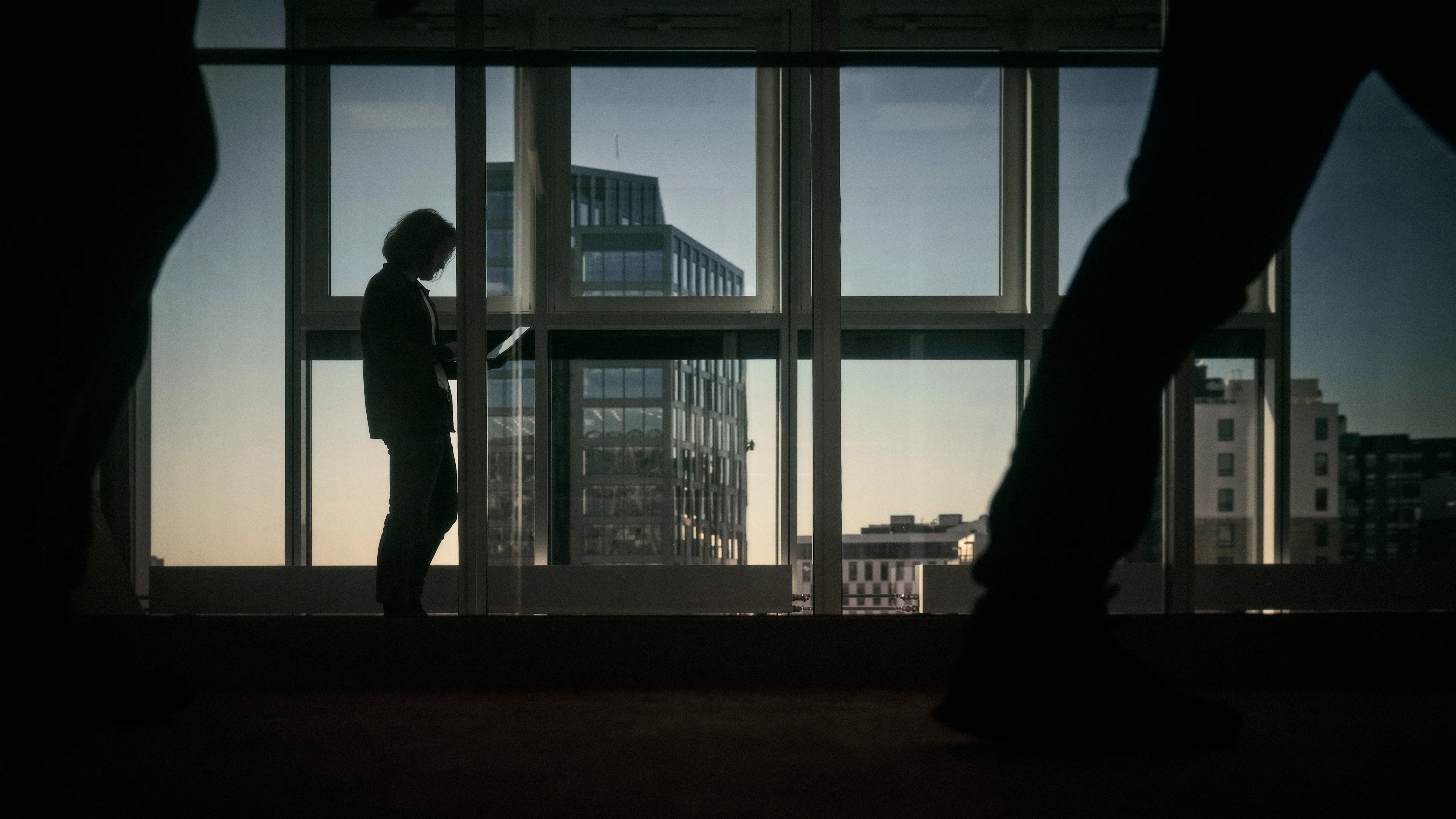 Man i silhuett framför fönster