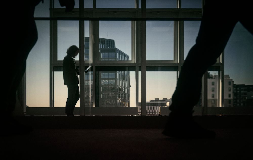 Man i silhuett framför fönster