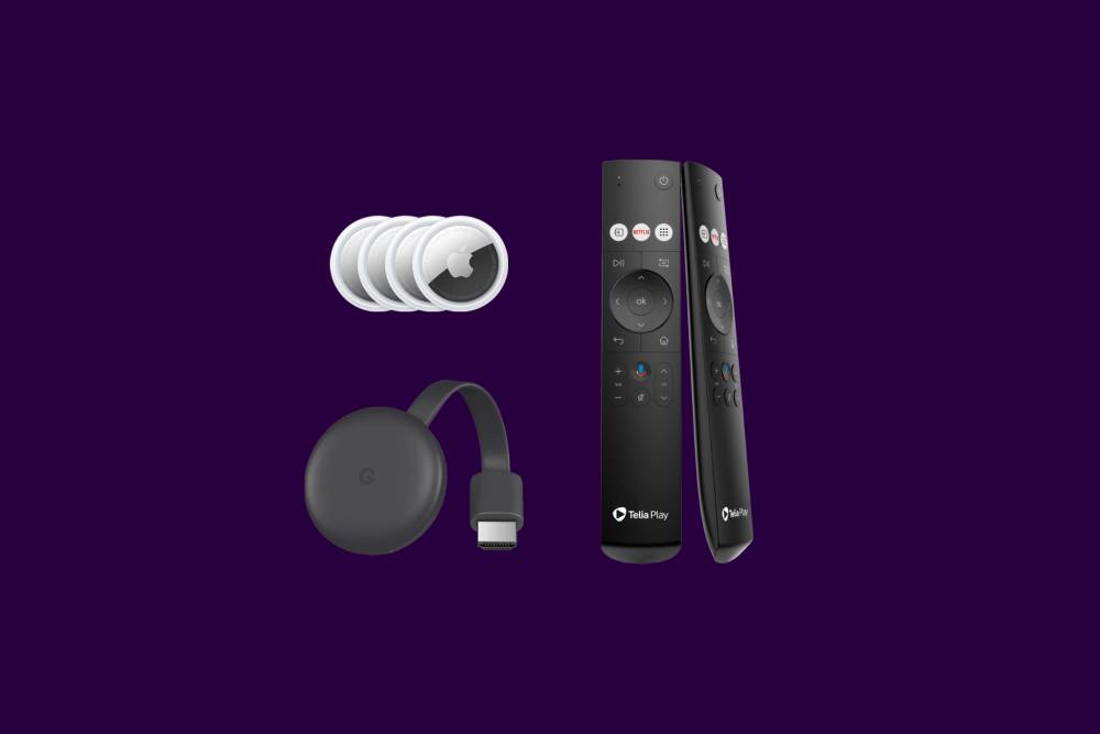 4-pack Apple AirTags, en Google Chromecast-dongel och en fjärrkontroll till Telia Play Hub på mörklila bakgrund.