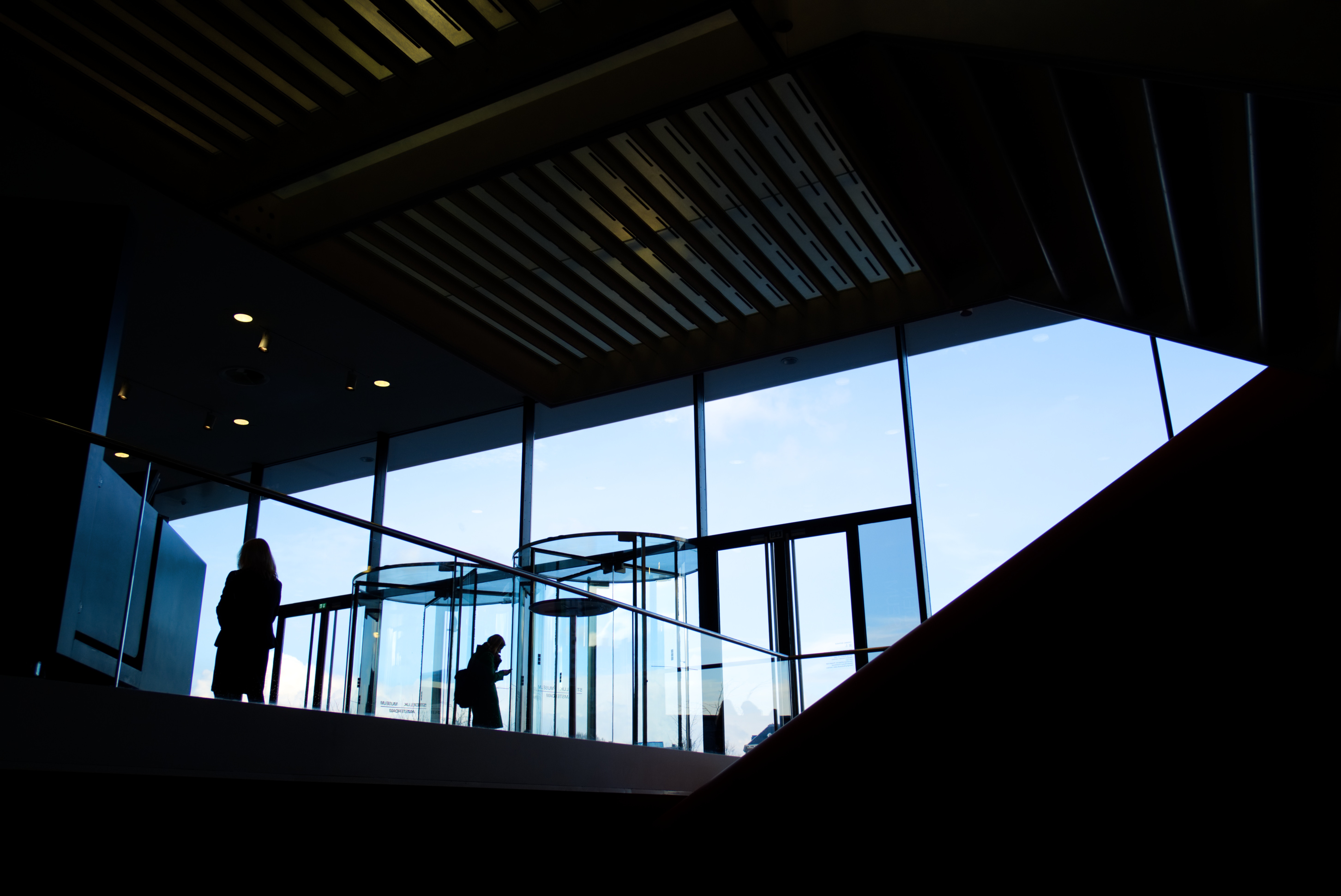 Insidan av entré i stor byggnad