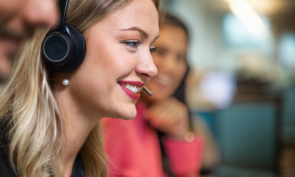 Telefonväxel fördelar samtal för kvinna som arbetar med kundservice