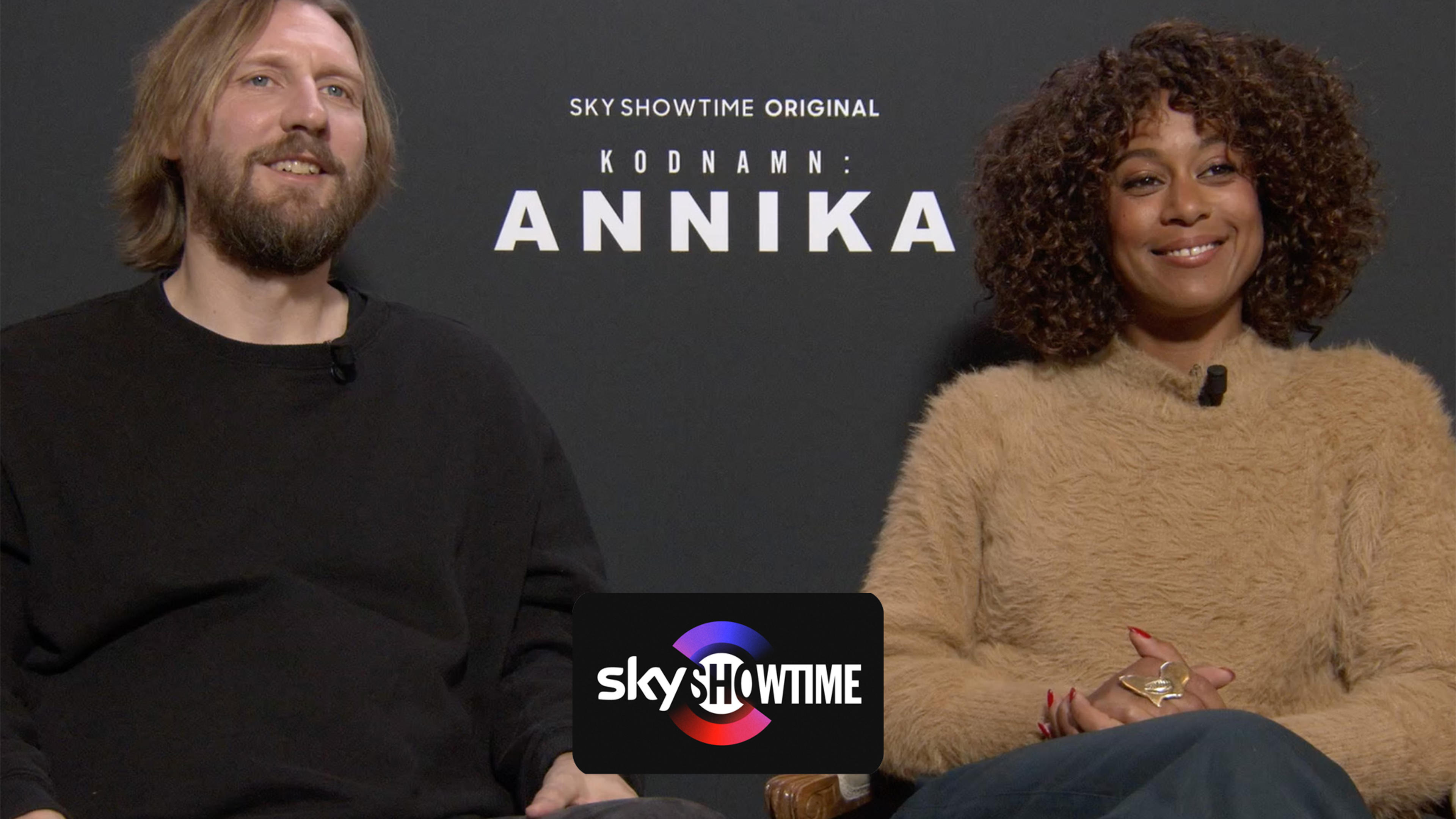 Vi på telia intervjuade två av Kodnamn: Annikas internationella stjärnor; Pekka Strang och Clarisse Lhoni-Botte, för att dyka djupare in i deras roller och erfarenheter att jobba i en internationell produktionen som i denna storsatning av SkyShowtime.