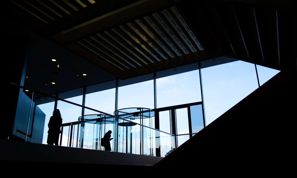 Kvinna som arbetar vid laptop