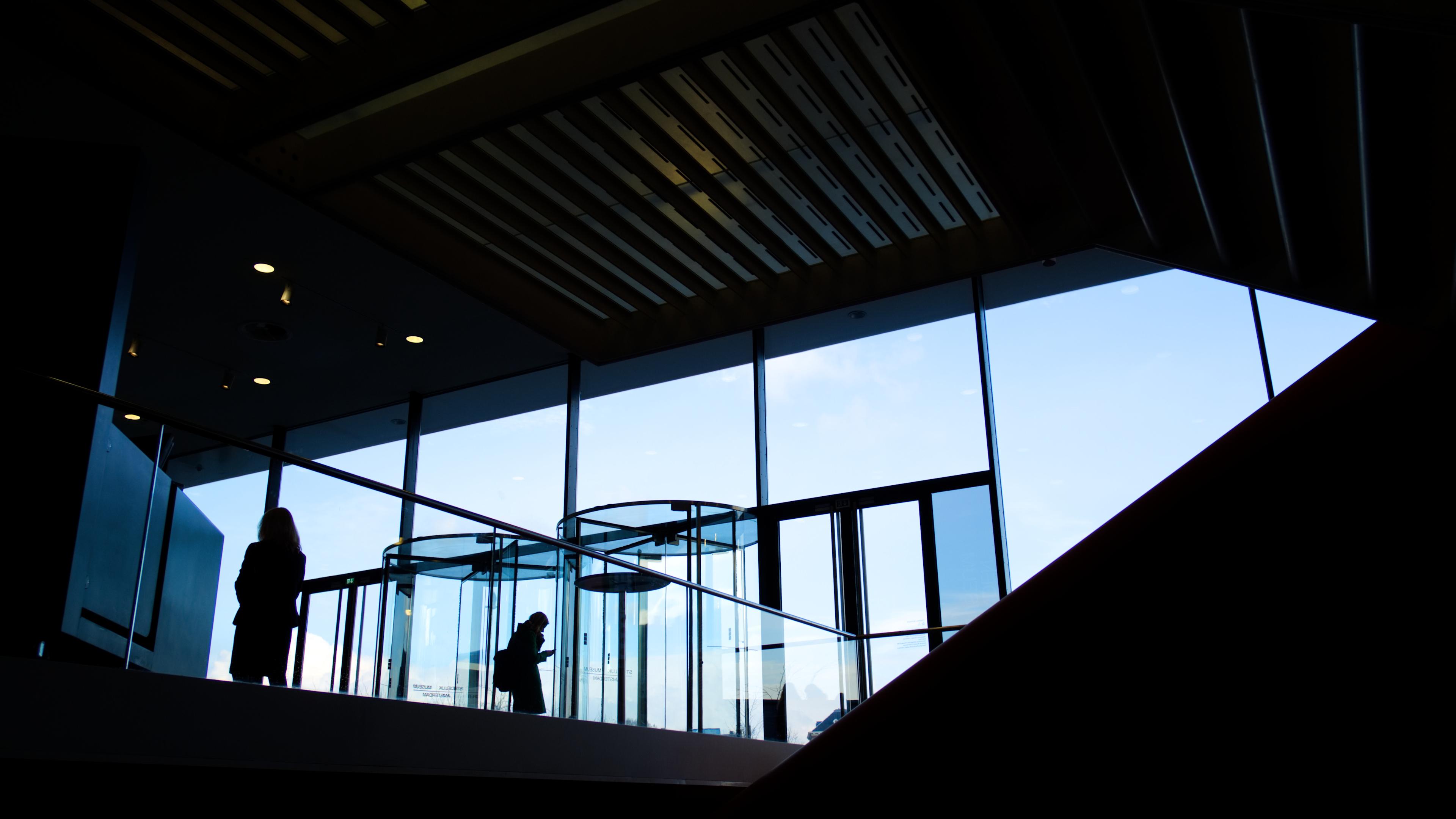 Kvinna som arbetar vid laptop