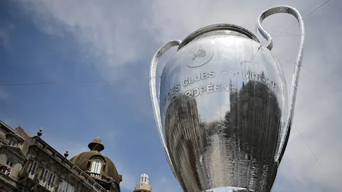 En uppblåsbar version av Champions League-pokalen.