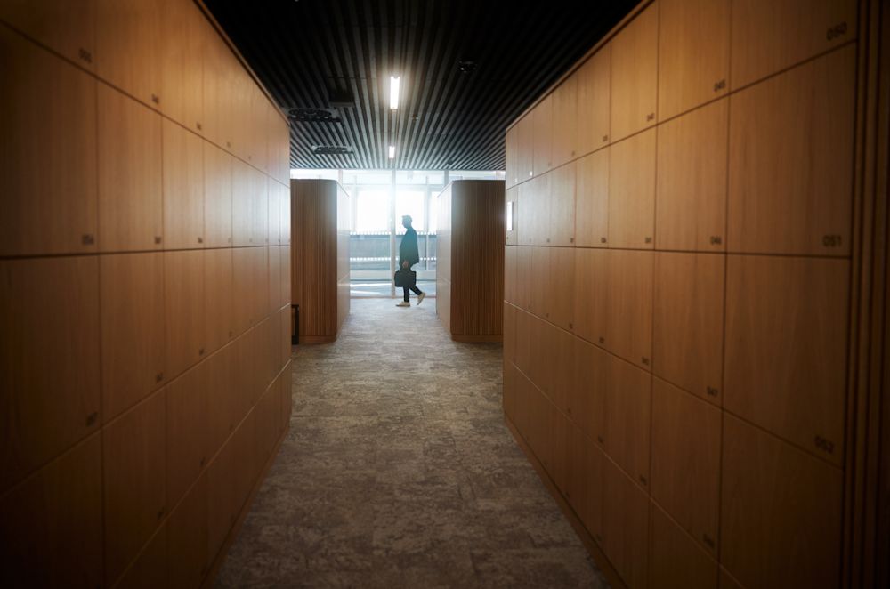 Man med portfölj som skymtar i slutet av korridor.