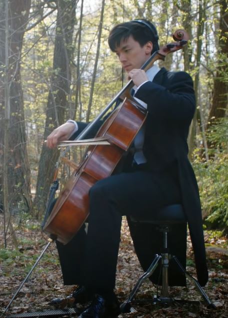 Symfoniker med Cello som spelar utomhus