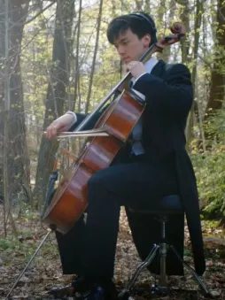 Symfoniker med Cello som spelar utomhus