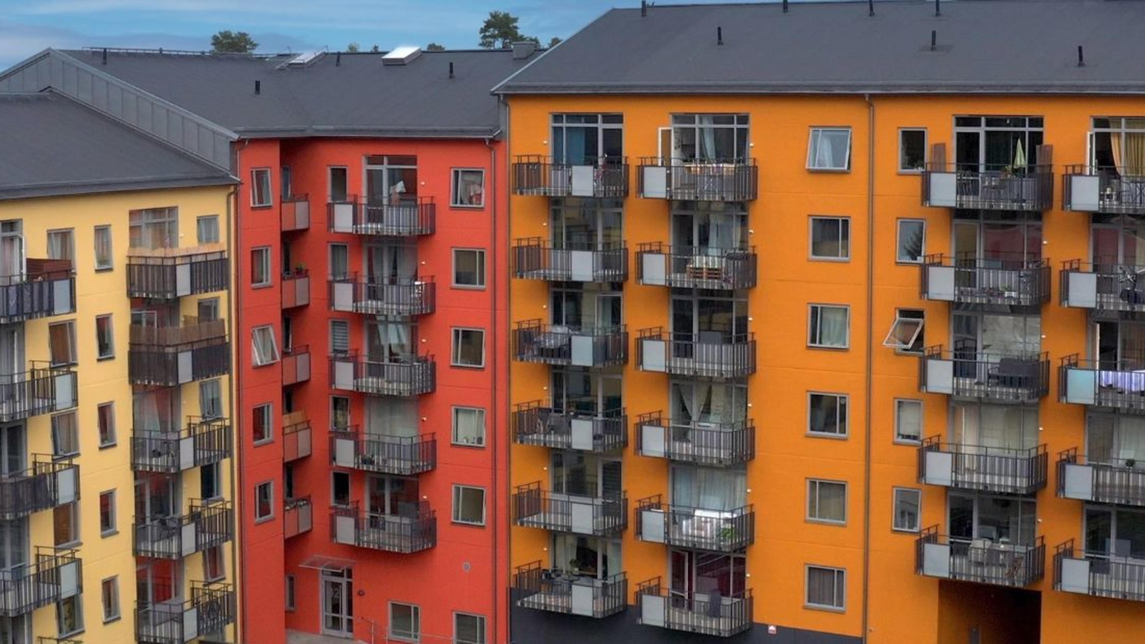 Fasader på flervåningshus i brunröda toner