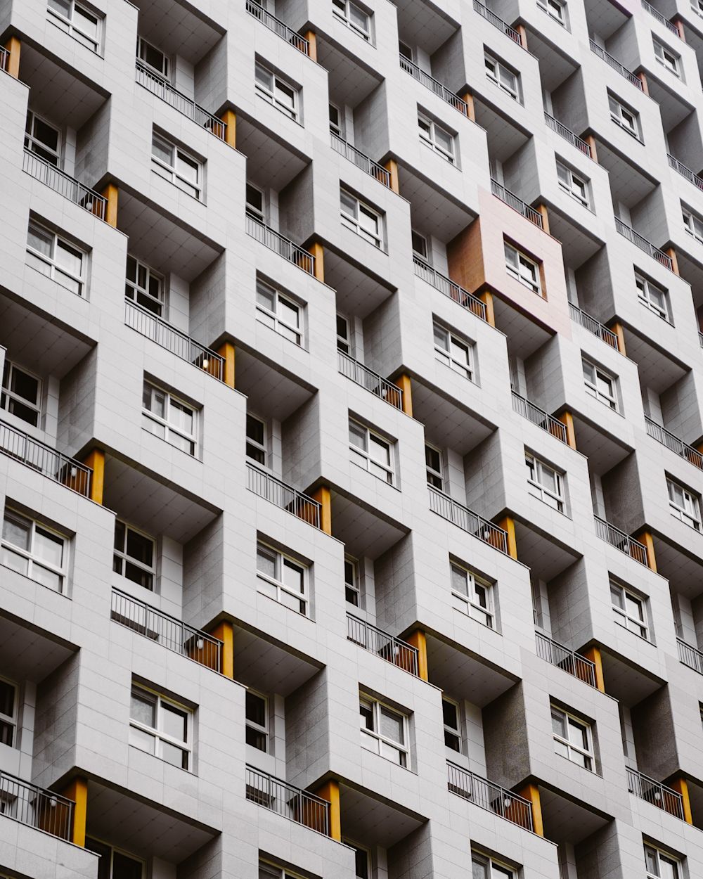 Vit husfasad med kubiska utsprång med fönster