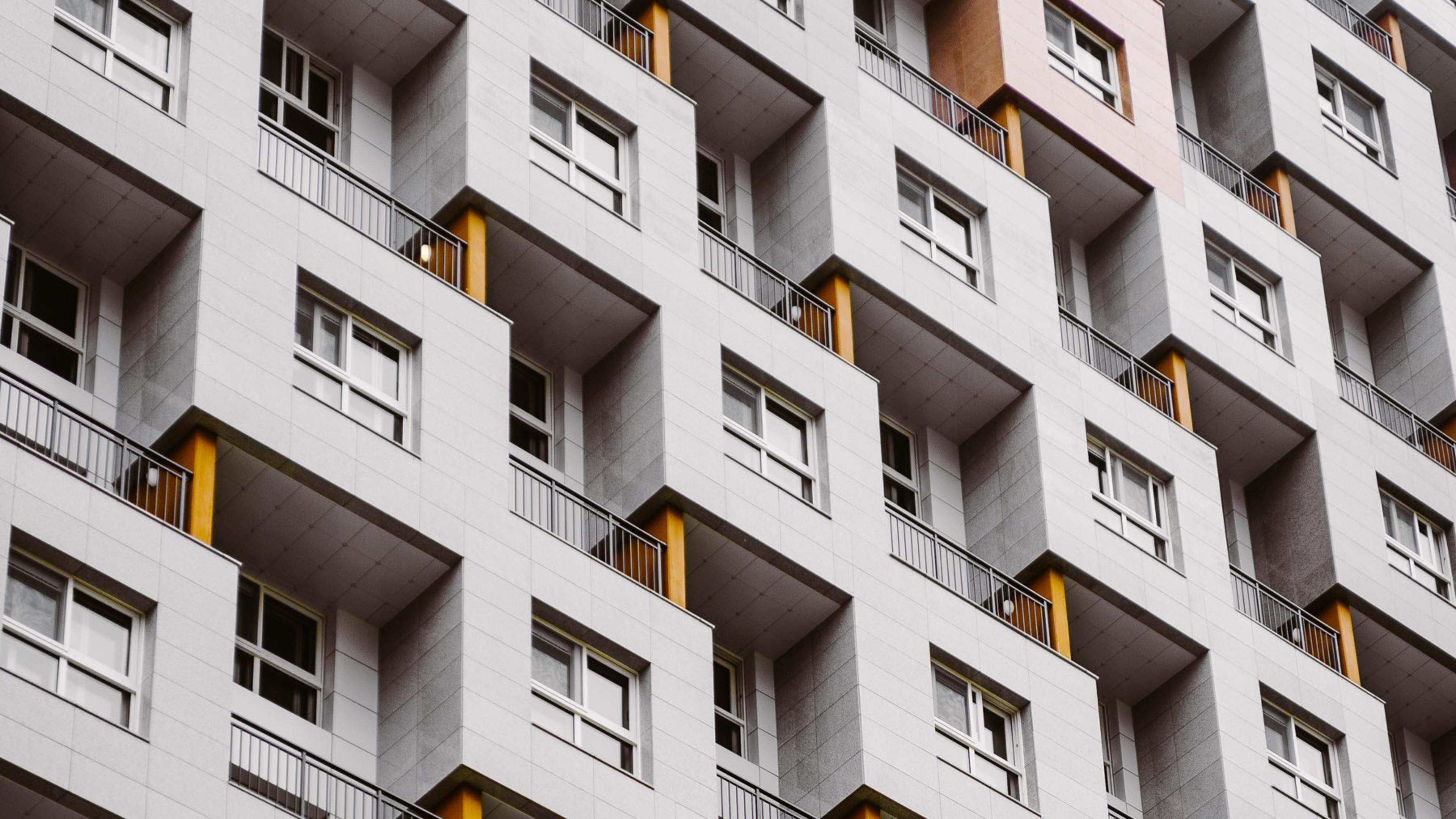 Vit husfasad med kubiska utsprång med fönster