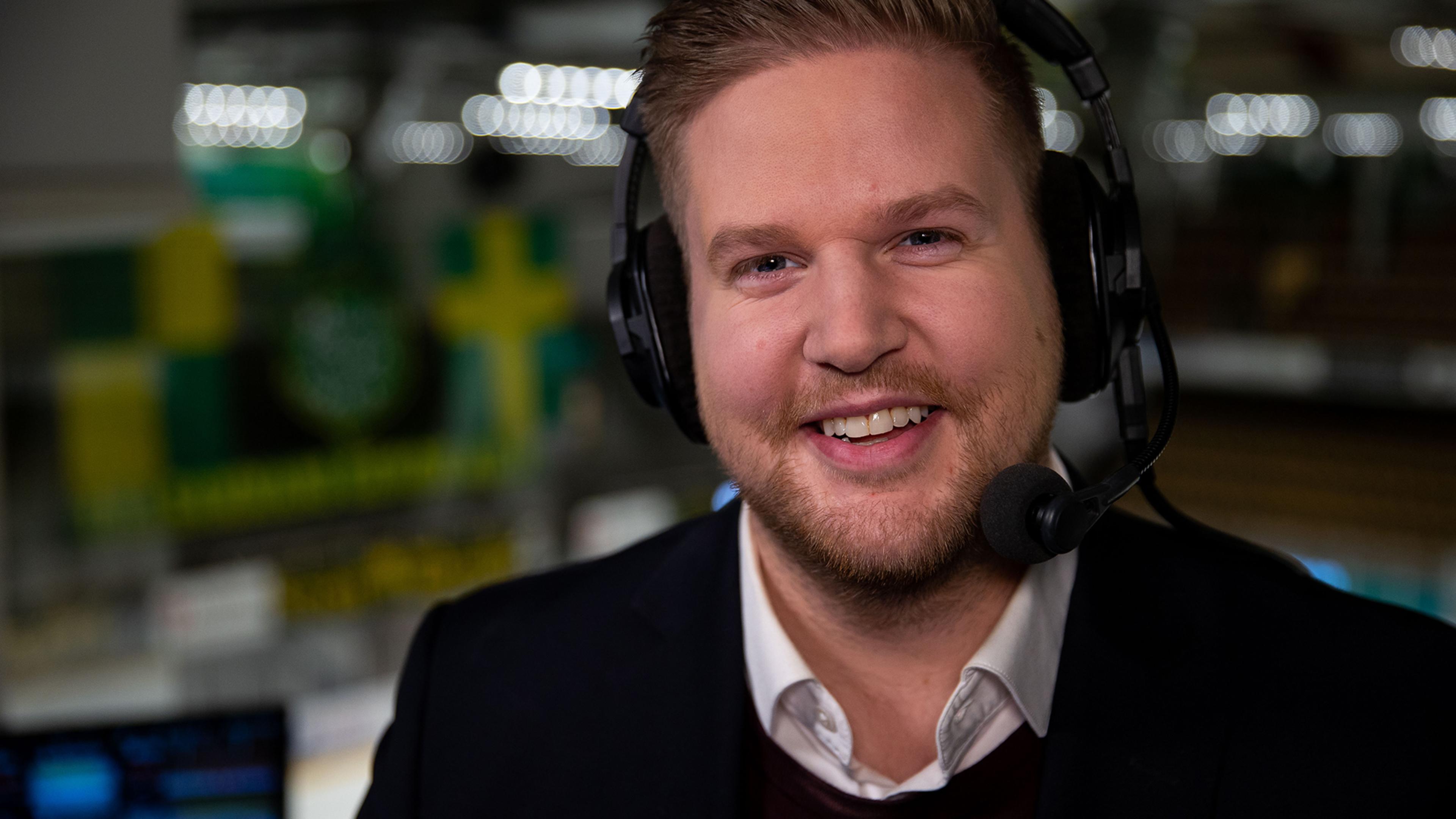 Lars Lindberg leder sändningarna från HockeyAllsvenskan. Foto: TV4.