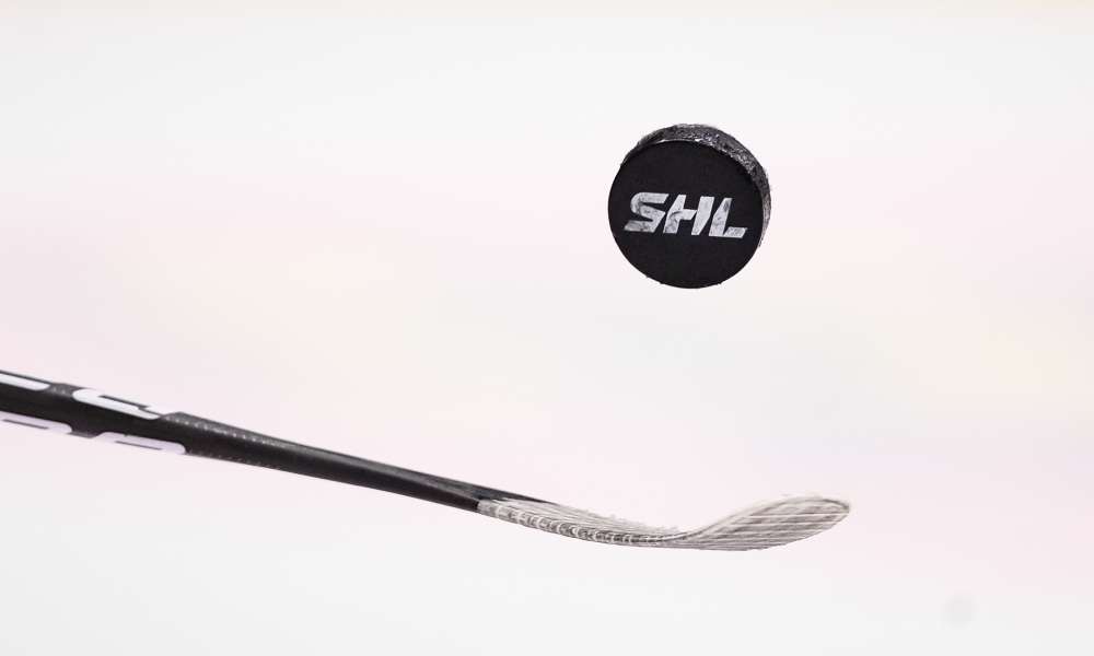 SHL Svenska Hockeyligan - årets säsong pågår från den 14 september 2023. Hockeyklubba och SHL puck på isen. 