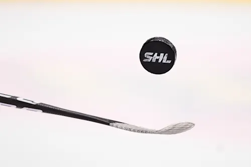 SHL Svenska Hockeyligan - årets säsong pågår från den 14 september 2023. Hockeyklubba och SHL puck på isen. 