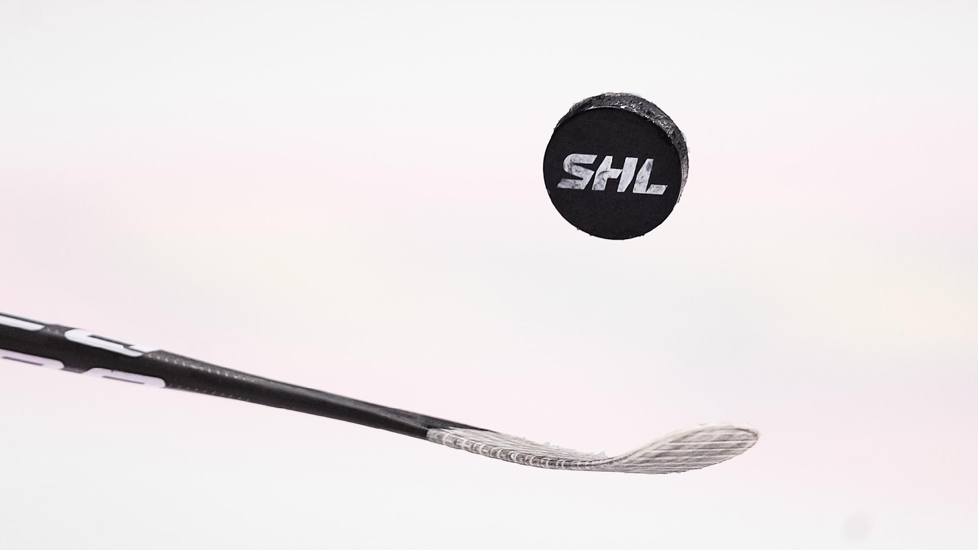 SHL Svenska Hockeyligan - årets säsong pågår från den 14 september 2023. Hockeyklubba och SHL puck på isen.