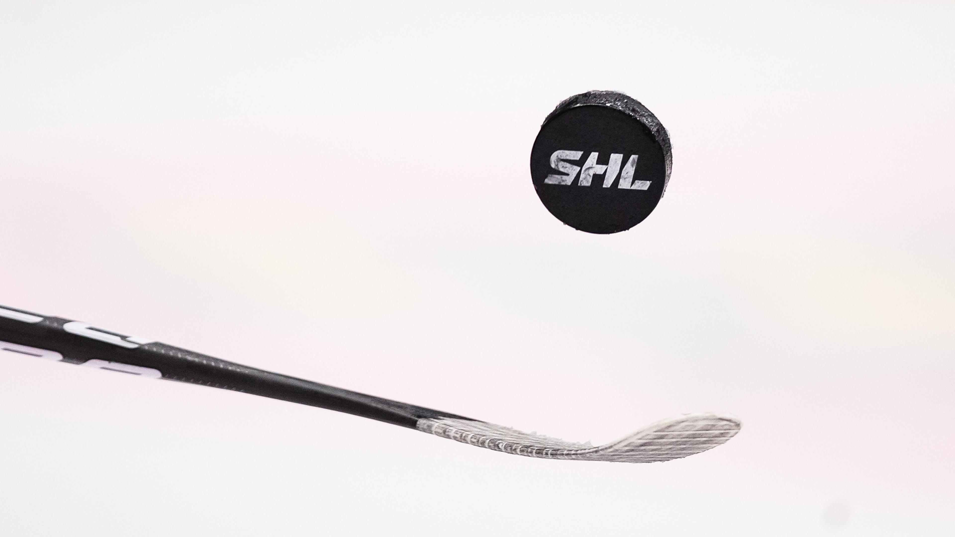 SHL Svenska Hockeyligan - årets säsong pågår från den 14 september 2023. Hockeyklubba och SHL puck på isen. 