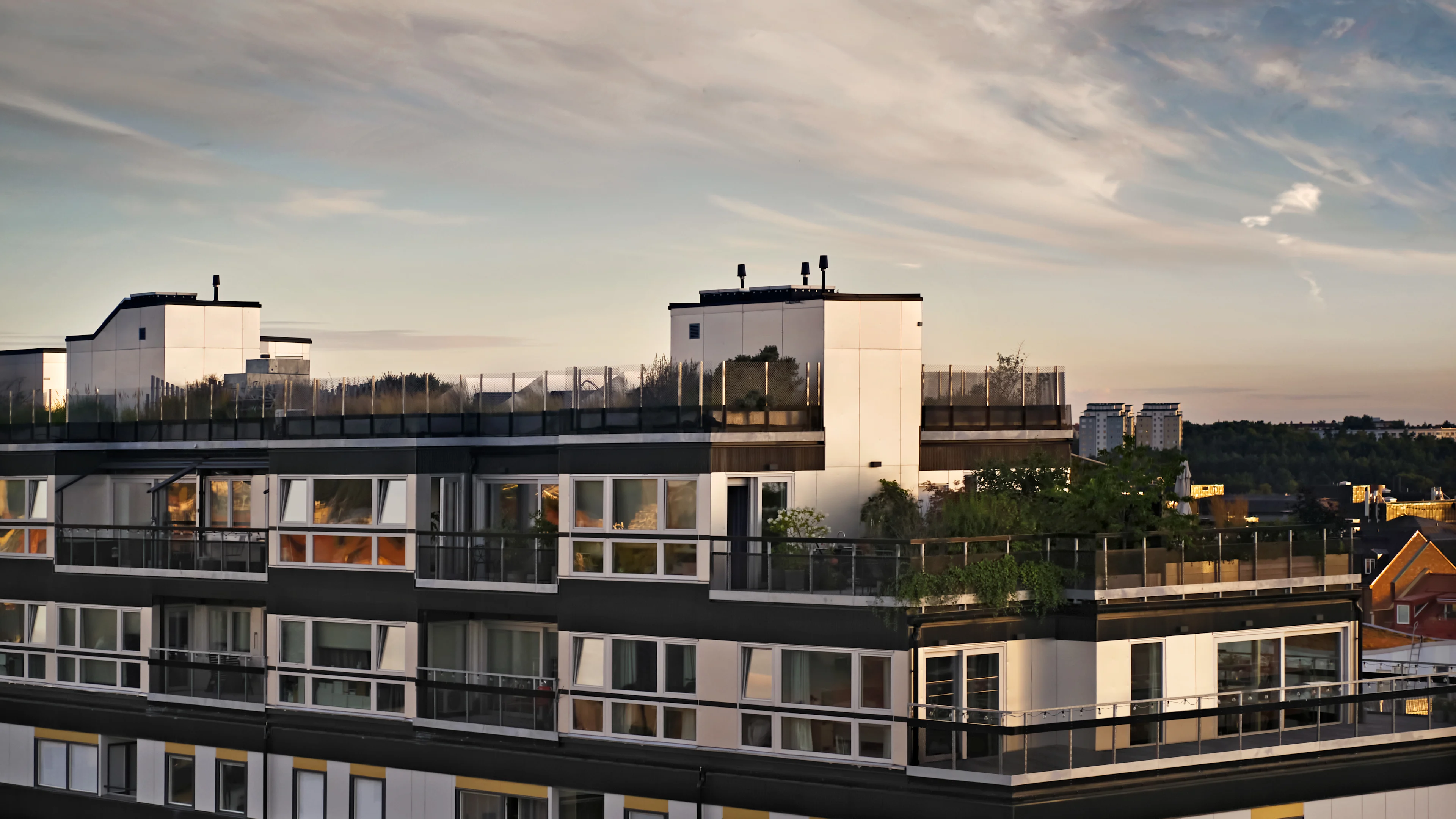 Kontor med vit fasad och takterrasser