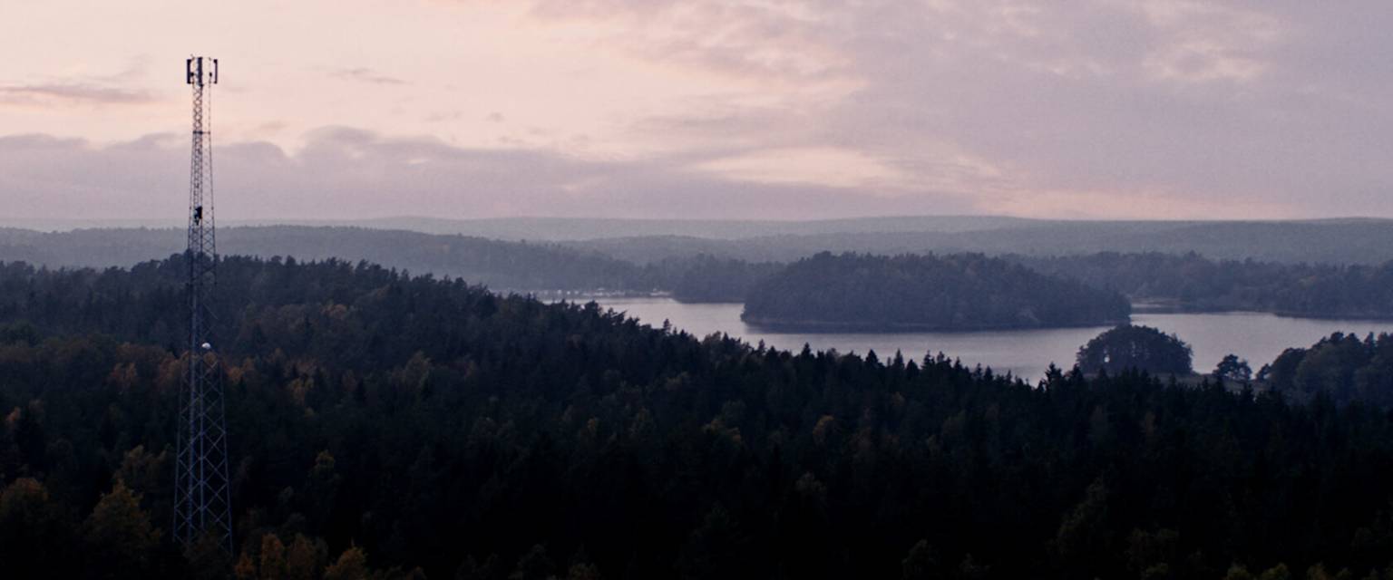 Mobilmast på en höjd i skogen.