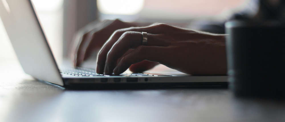 Bild av händer på ett tangentbord.