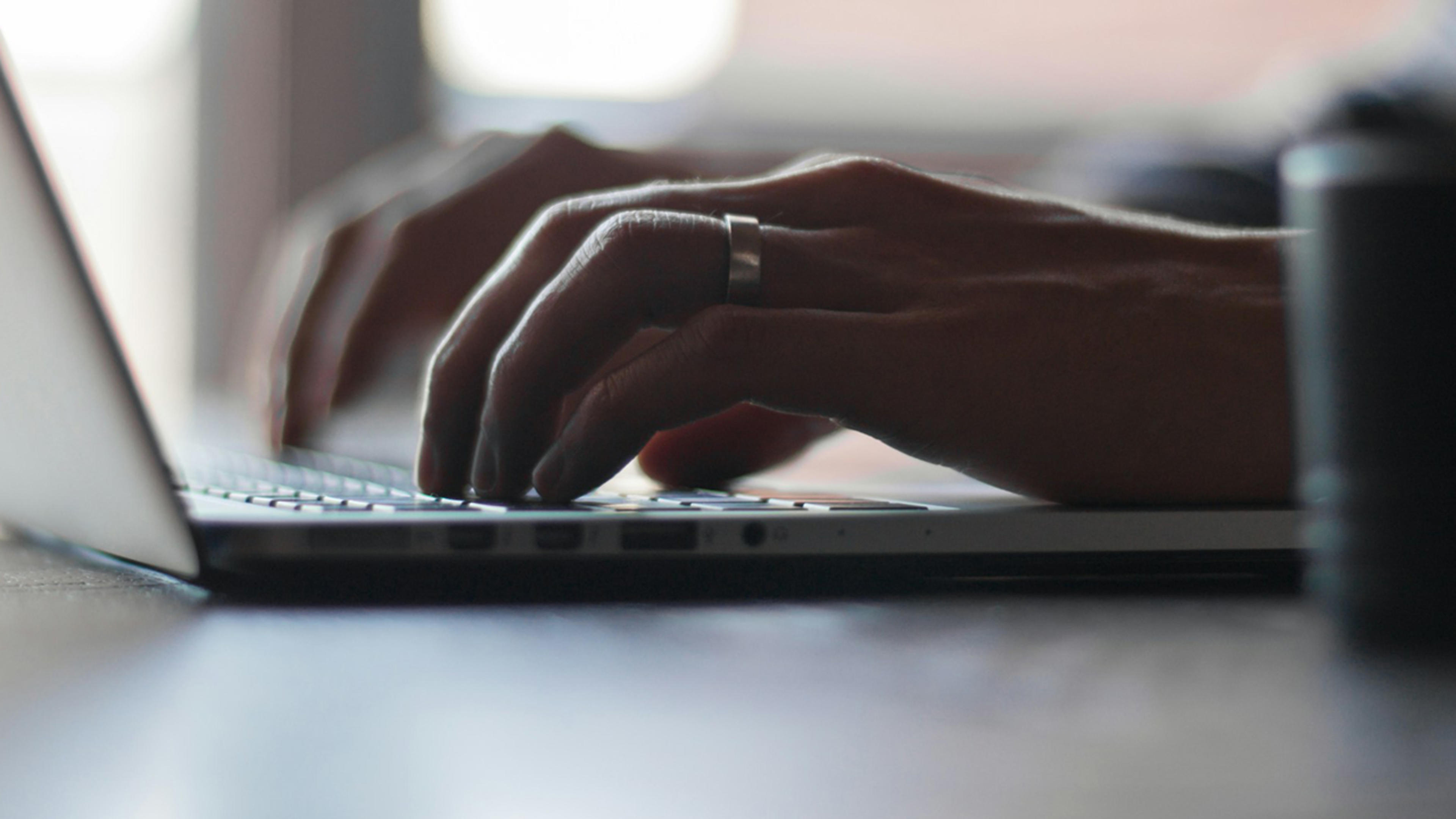 Bild av händer på ett tangentbord.