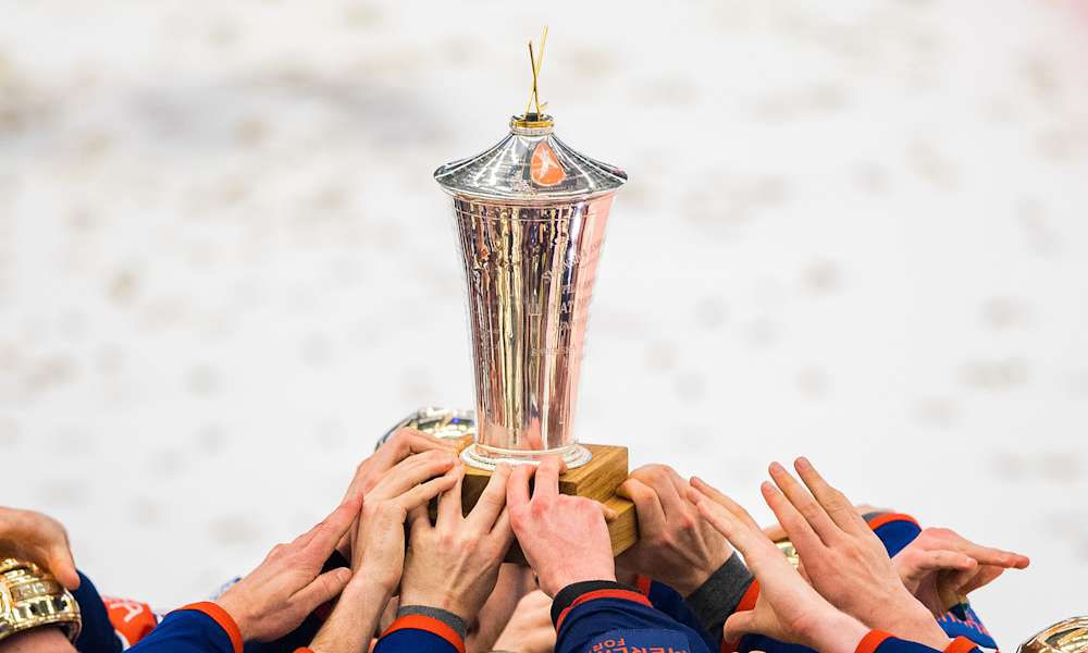 Bild på SHL-pokalen och spelare som höjder den i luften. Många lag har varit svenska mästare i Svenska Hockeyligan genom tiderna.