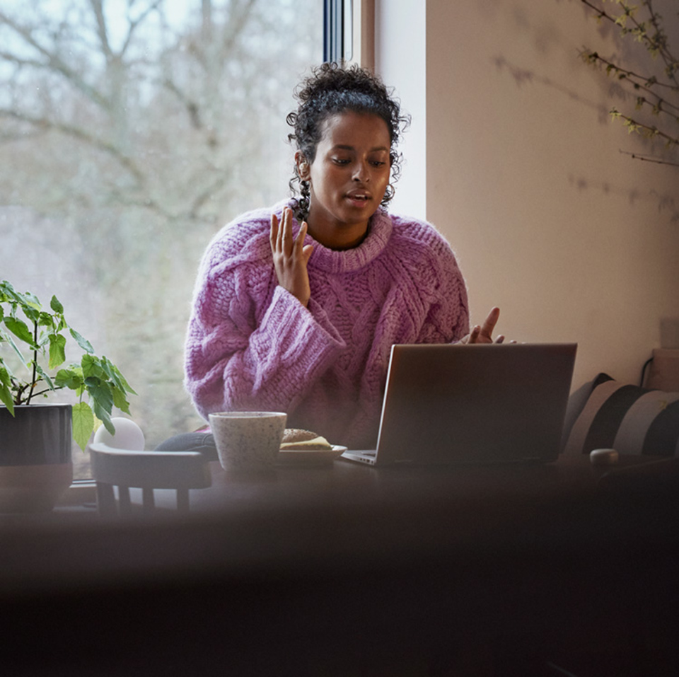 Kvinna ansluter med VPN från Telia när hon jobbar hemma