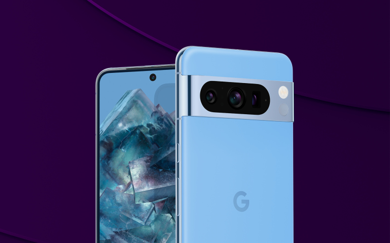 Fram- och baksida på Google Pixel 8 Pro i färgen blå.