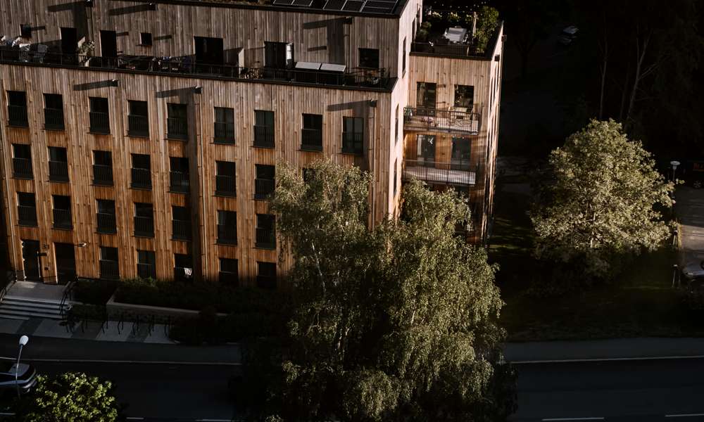 Kontorsfasad i trä med fönster