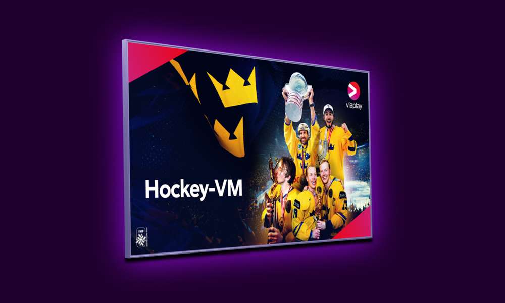En tv-skärm med aktuella ishockeyspelare från det svenska landslaget i hockey-VM 2026 tillsammans med Viaplay och IIHF:s logotyper.