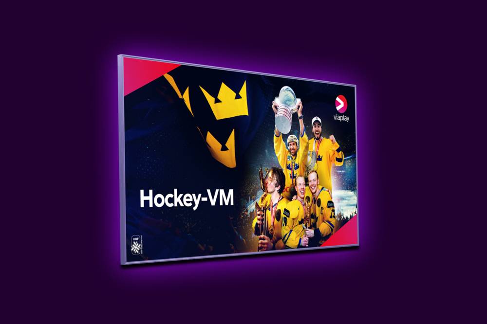 En tv-skärm med aktuella ishockeyspelare från det svenska landslaget i hockey-VM 2026 tillsammans med Viaplay och IIHF:s logotyper.