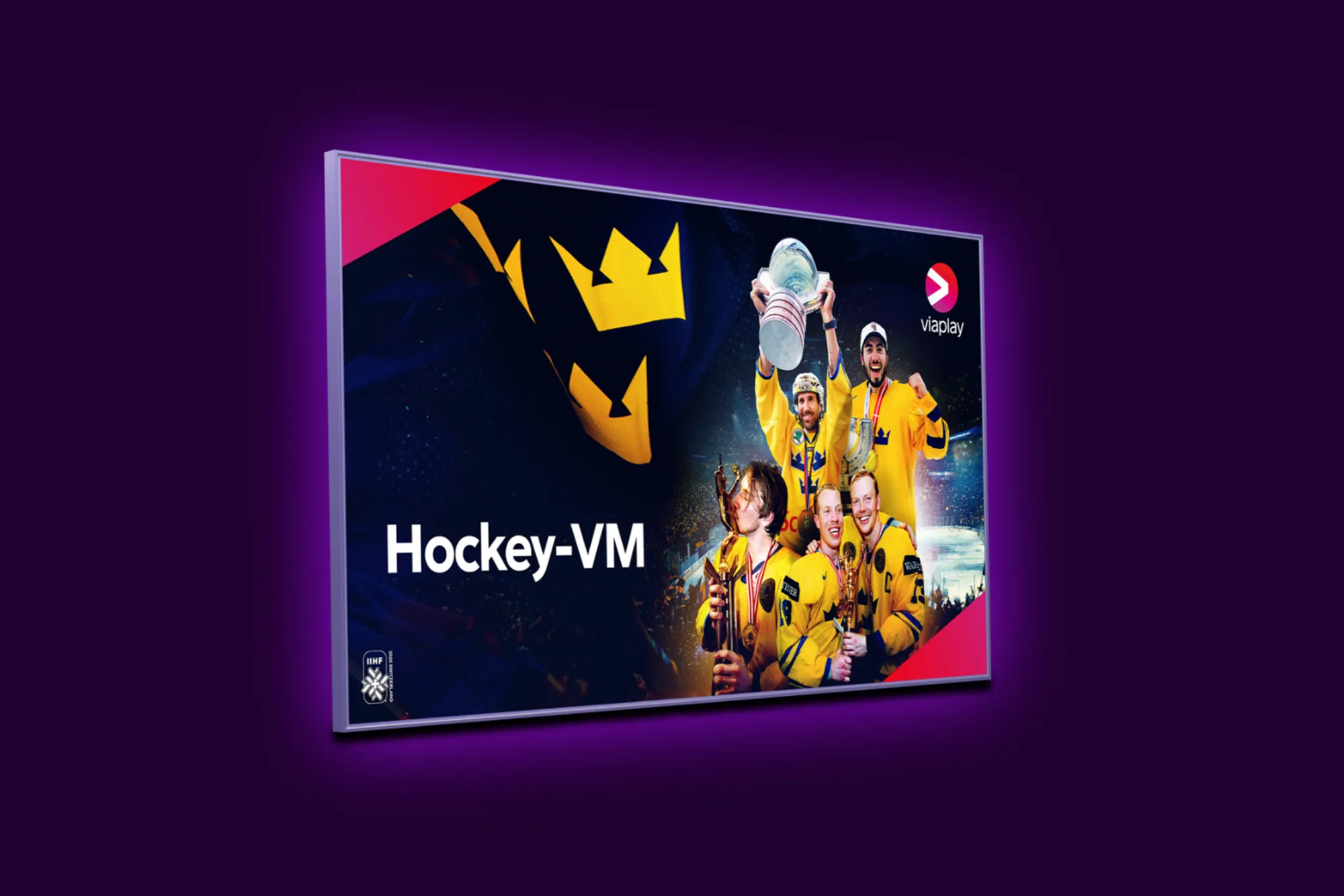En tv-skärm med aktuella ishockeyspelare från det svenska landslaget i hockey-VM 2026 tillsammans med Viaplay och IIHF:s logotyper.
