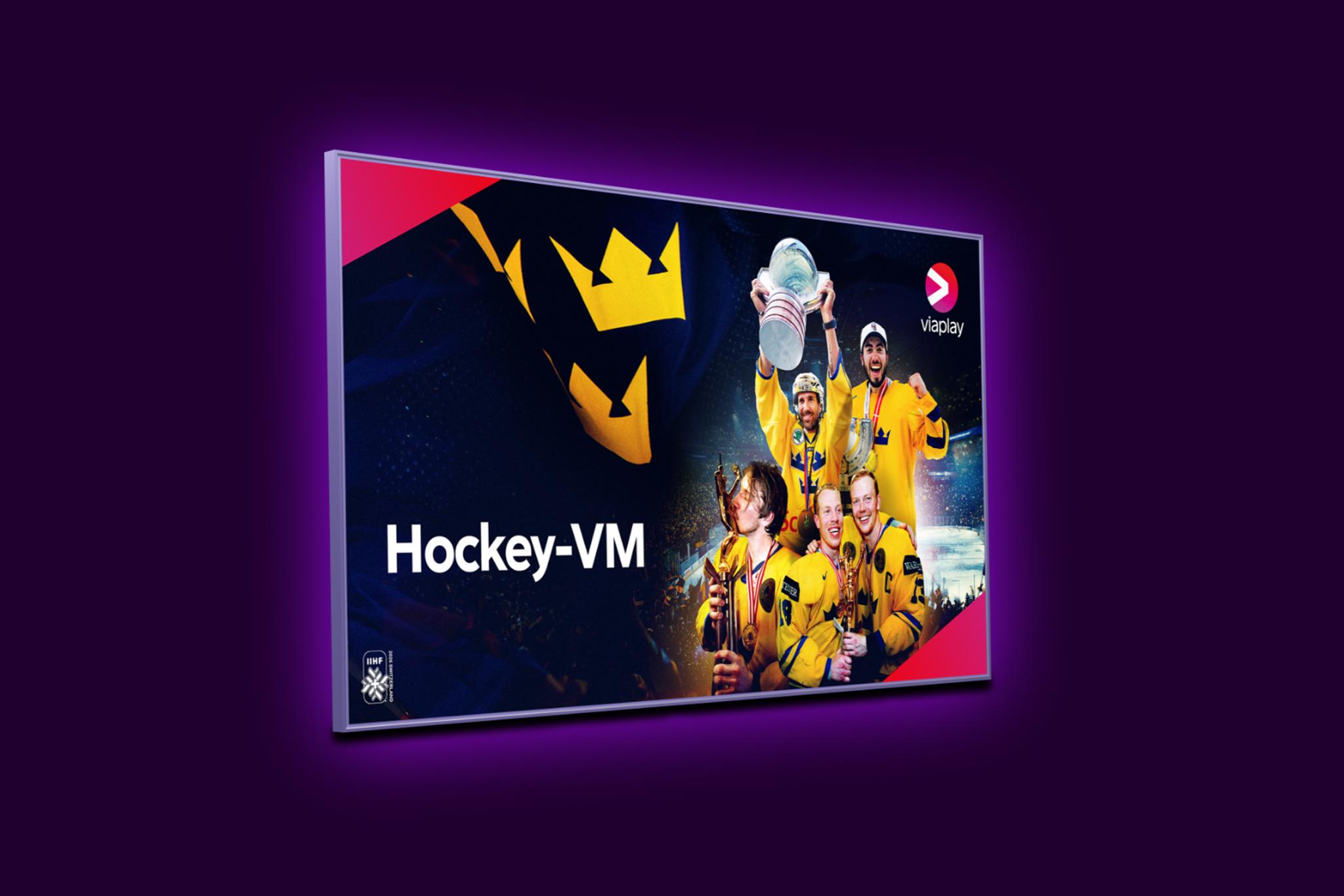 En tv-skärm med aktuella ishockeyspelare från det svenska landslaget i hockey-VM 2026 tillsammans med Viaplay och IIHF:s logotyper.