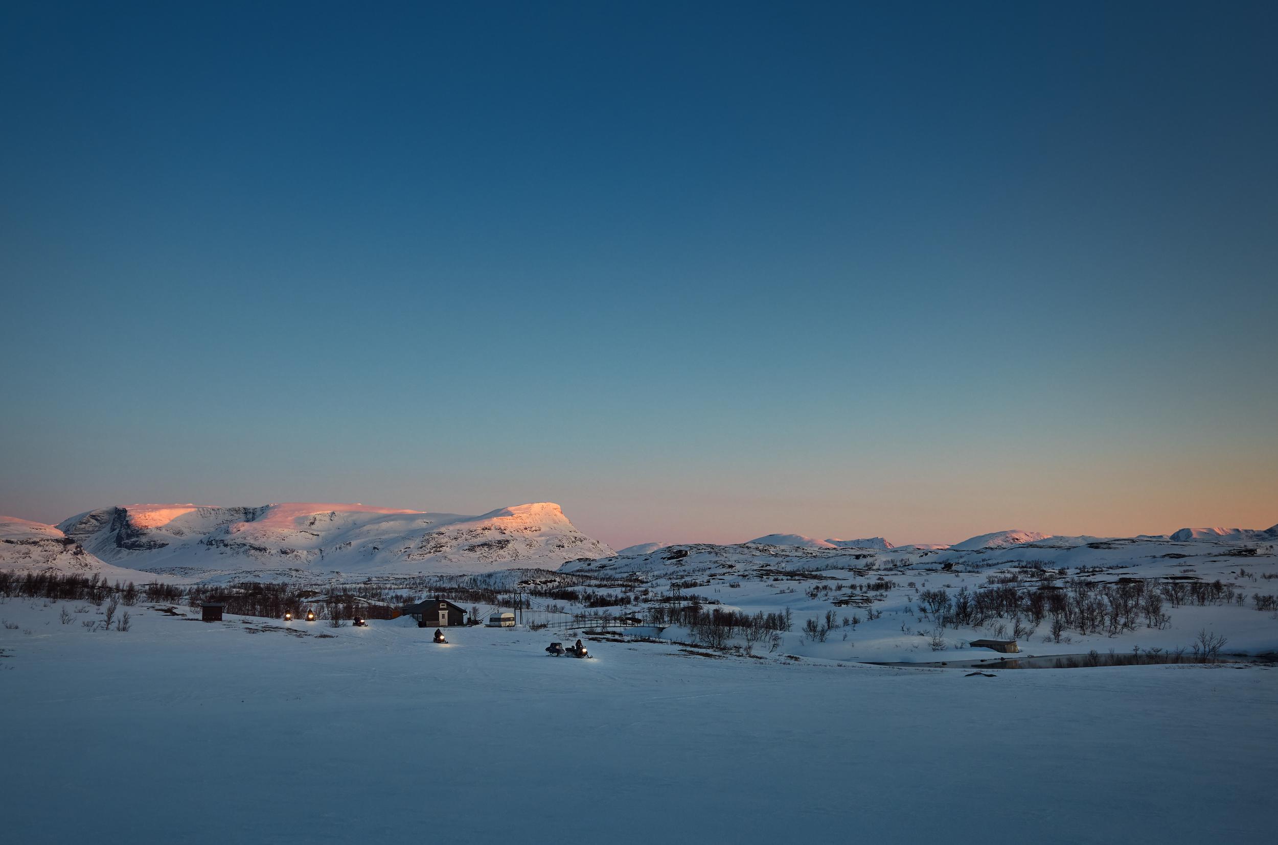 Bild av ett snötäckt landskap.