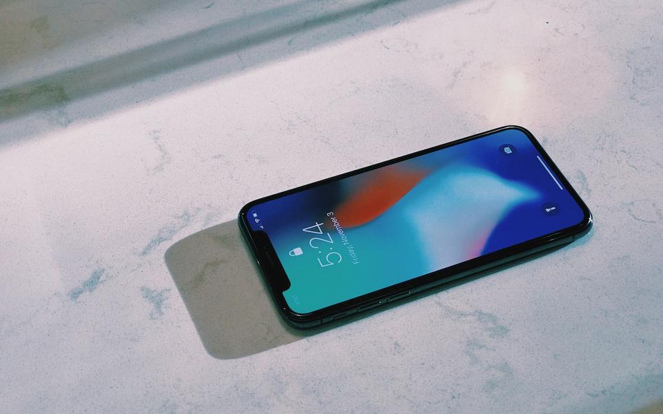 iPhone ligger på en fönsterbräda av marmor.