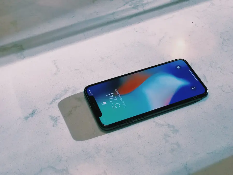 iPhone ligger på en fönsterbräda av marmor