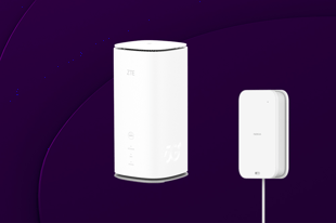 Router MC888PRO och antenn Nokia Fastmile 5G Receiver med lila bakgrund