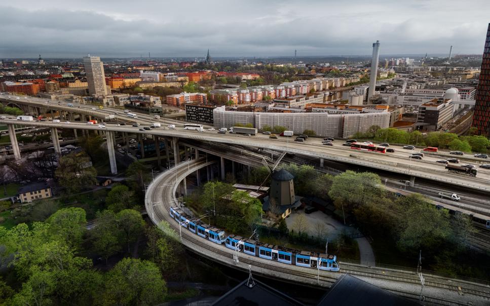 Översiktsbild tunnelbanespår och tunnelbanetåg.