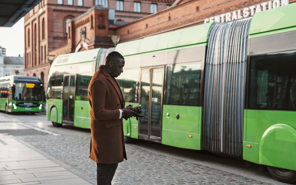 Person väntar på bussen vid Centralstation.