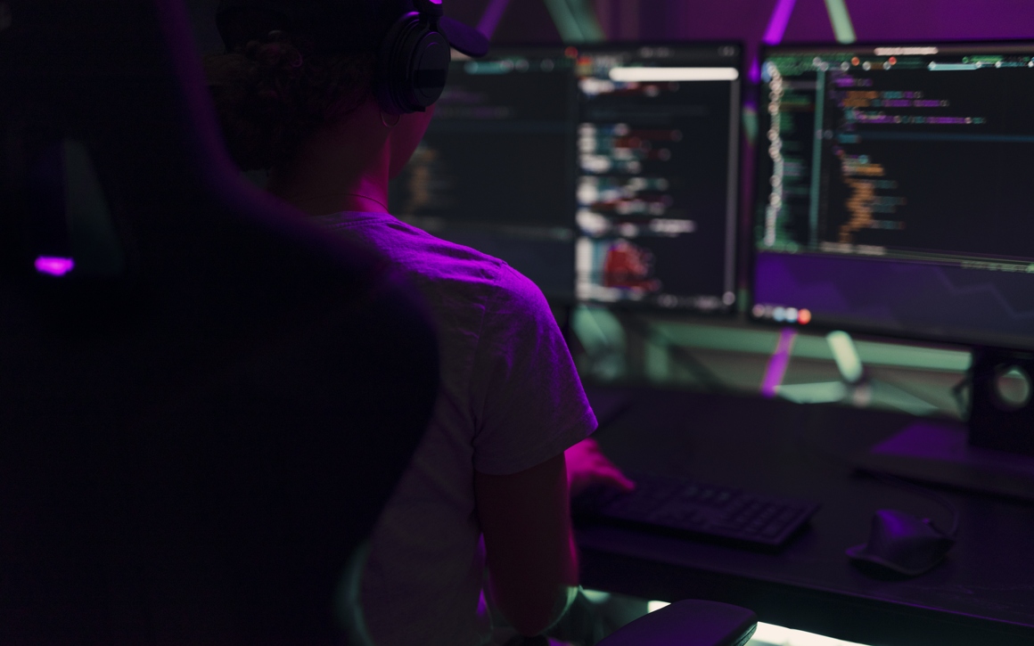 Hackare framför dator