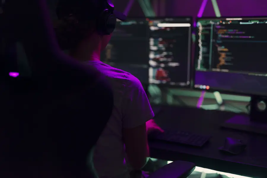 Hackare framför dator