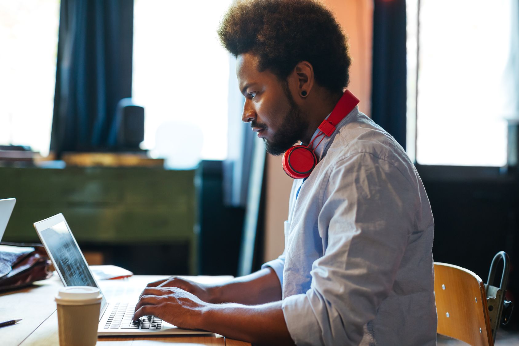 Manlig IT-tekniker hjälper företag med IT-support på kontor