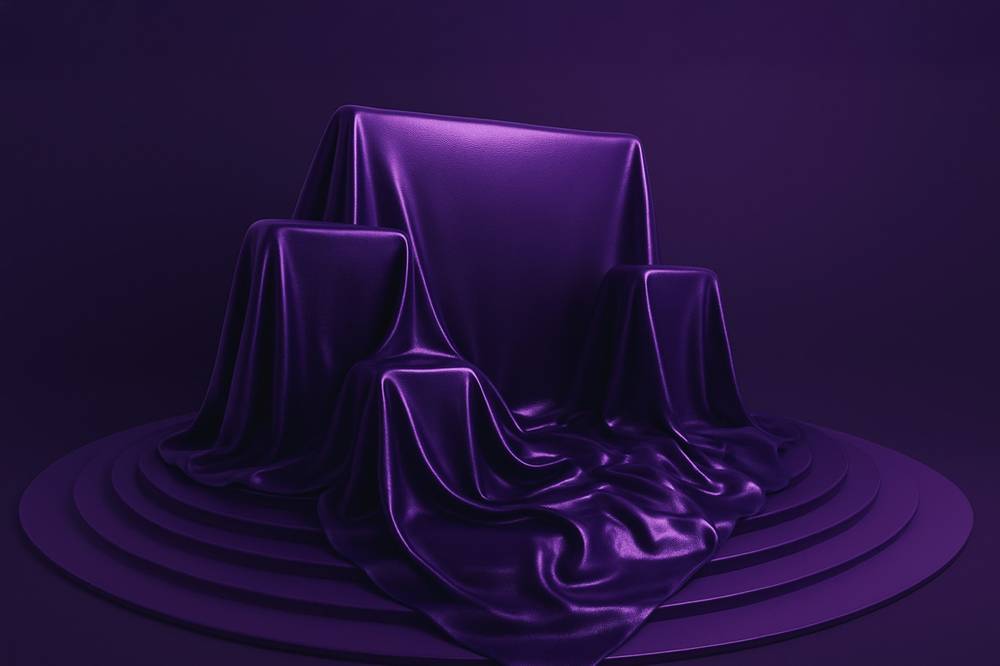 Ett mörklila skynke som gömmer ett podium, där våra Black Friday- och Black Week-erbjudanden senare kommer att visas upp när det är dags.