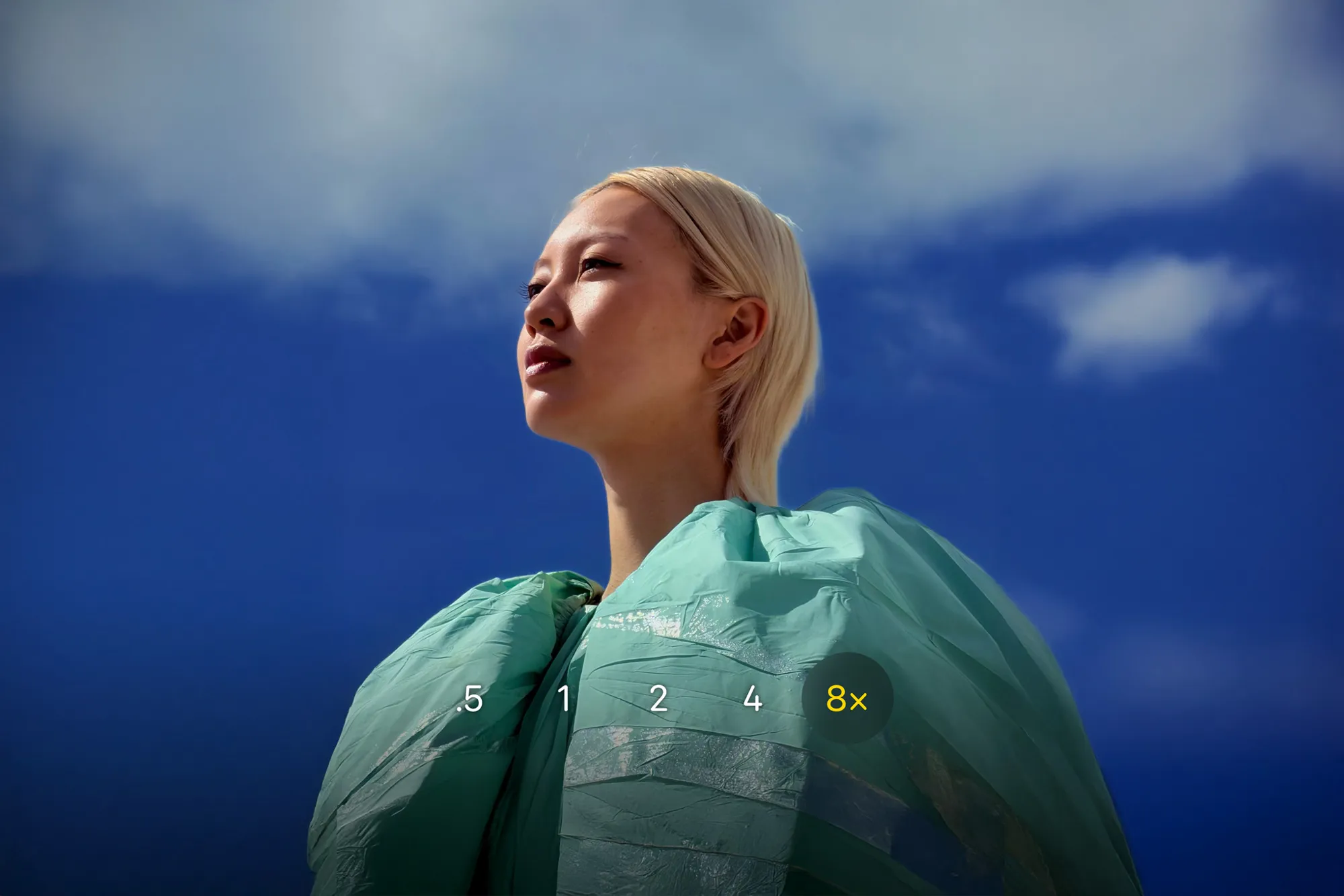 iPhone 17 - kamera kvinna med blå himmel bakom