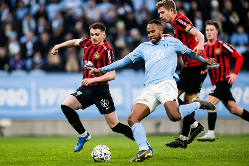  Malmö FFs Isaac Kiese Thelin i kamp med Brommapojkarnas Hlynur Freyr Karlsson och Ludvig Fritzson under fotbollsmatchen i Allsvenskan mellan Malmö FF och Brommapojkarna den 10 november 2024 i Malmö.