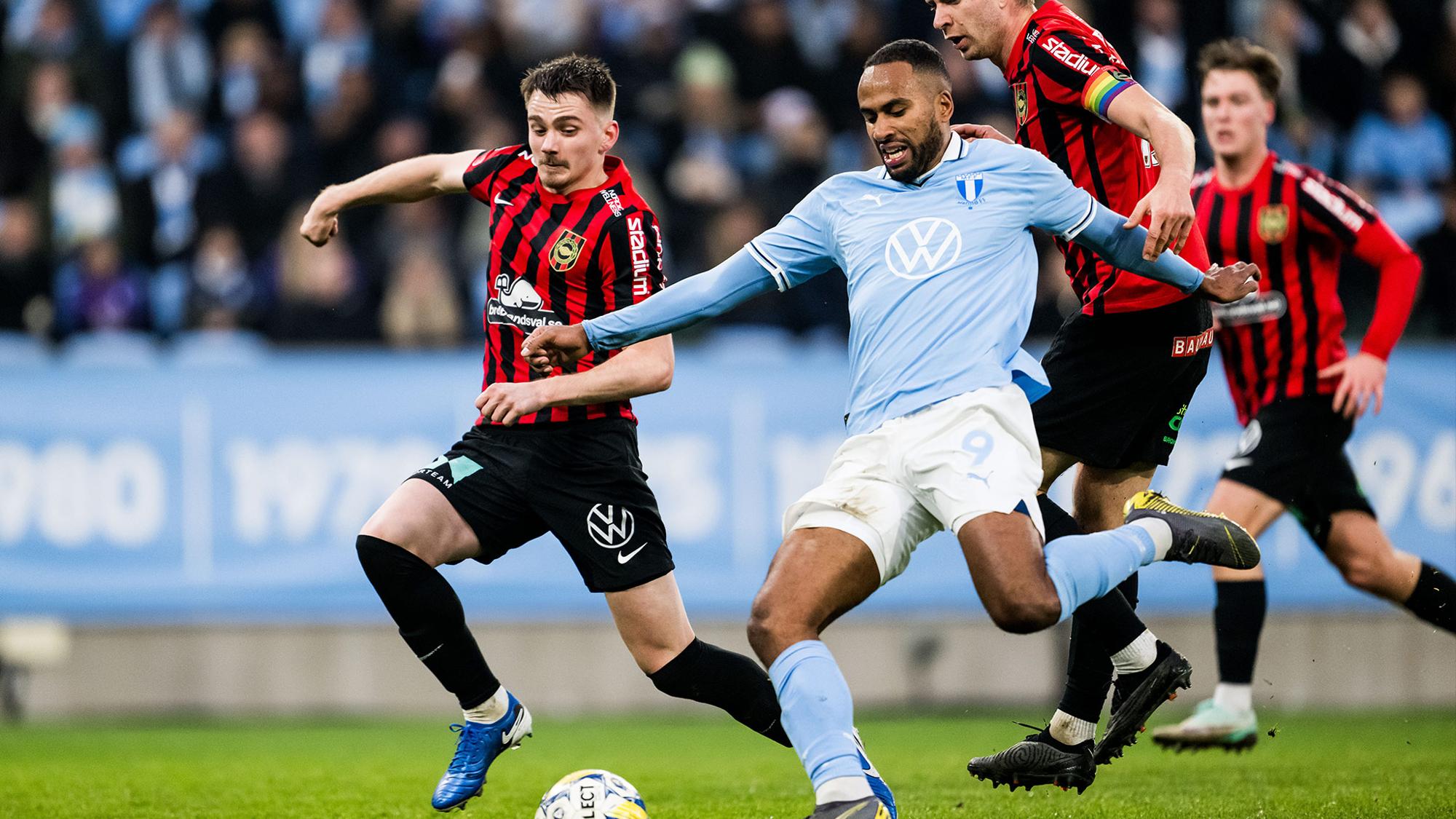  Malmö FFs Isaac Kiese Thelin i kamp med Brommapojkarnas Hlynur Freyr Karlsson och Ludvig Fritzson under fotbollsmatchen i Allsvenskan mellan Malmö FF och Brommapojkarna den 10 november 2024 i Malmö.