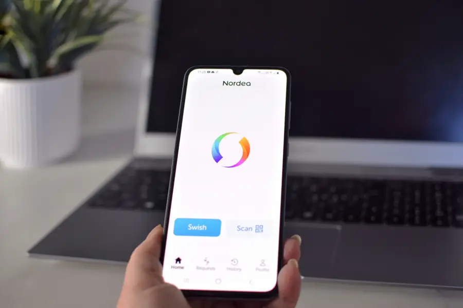 En mobiltelefon med Swish-appen öppen på skärmen.