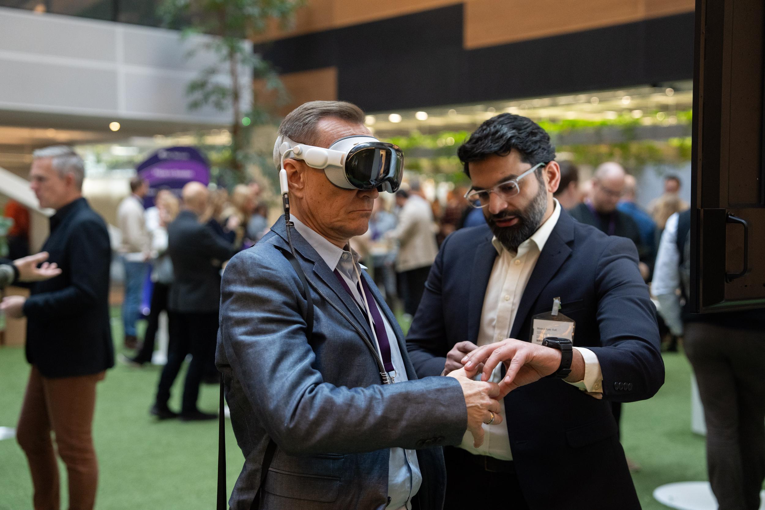 Man i kostym provar VR-glasögon på Telias företagsevent Connected Business.