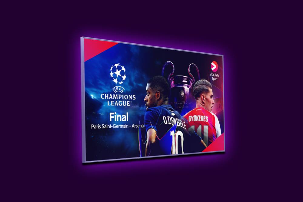 En tv-skärm med aktuella fotbollsspelare från Paris Saint Germain och Arsenal i UEFA Champions League 2025/2026 som möts i finalen den 30 maj 2026.
