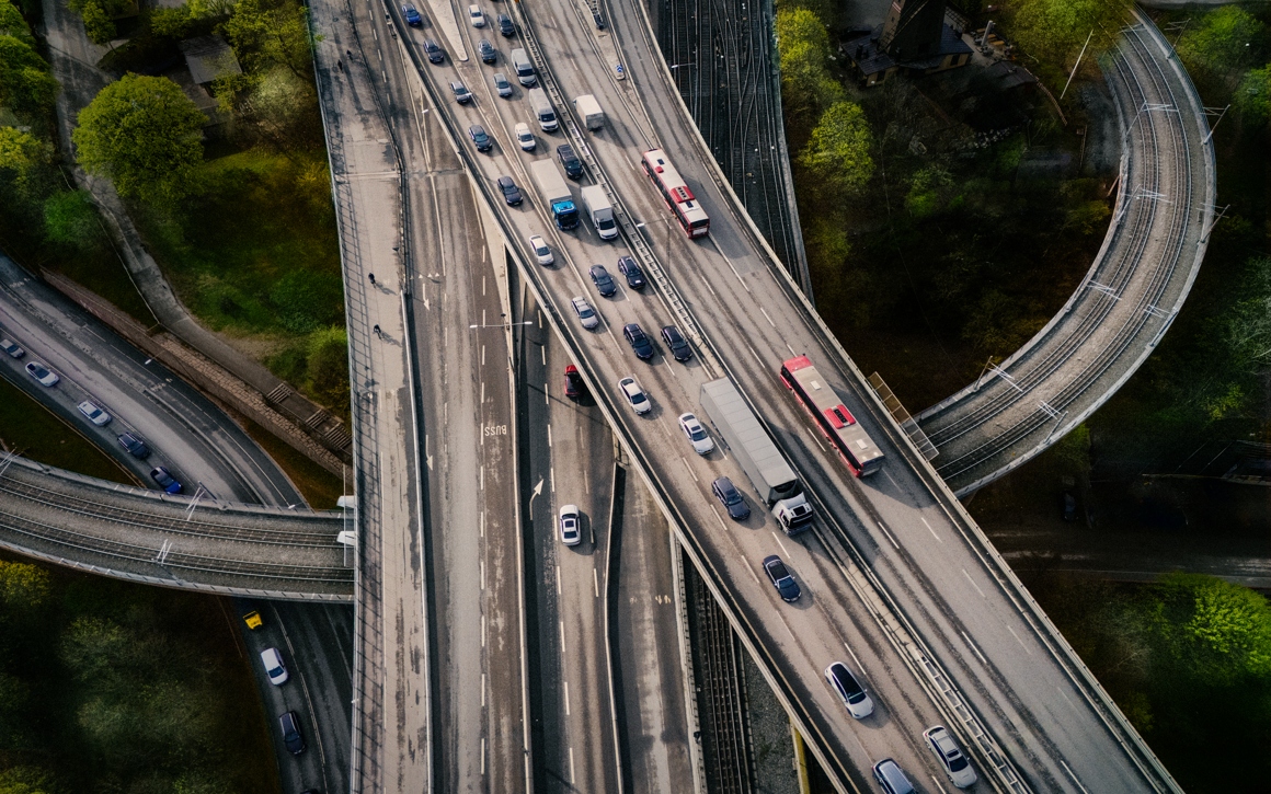 Trafikerad motorväg med flera körbanor sedd uppifrån.