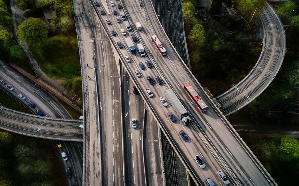 Trafikerad motorväg med flera körbanor sedd uppifrån.
